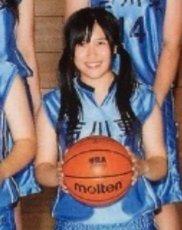 女子バスケットボール部のボールを持つ写真